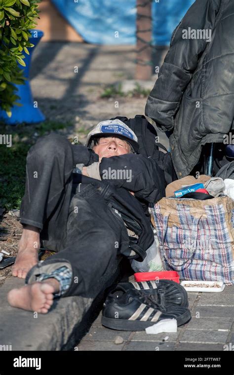 Barfuß Obdachlos Fotos Und Bildmaterial In Hoher Auflösung Alamy