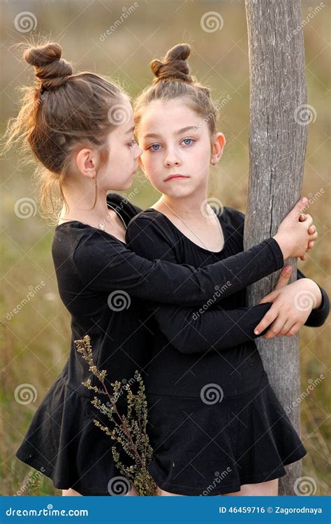 Retrato de dos niñas foto de archivo Imagen de pelo 46459716