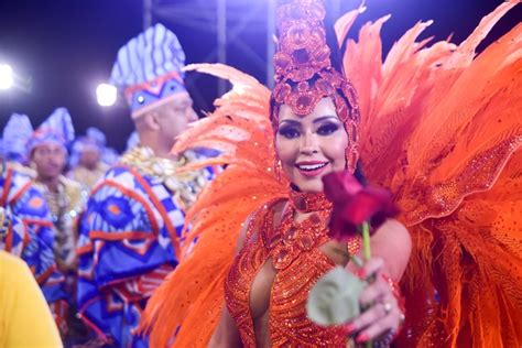 Saiba Tudo Sobre Ana Beatriz Godoi Rainha De Bateria Da Rosas De Ouro