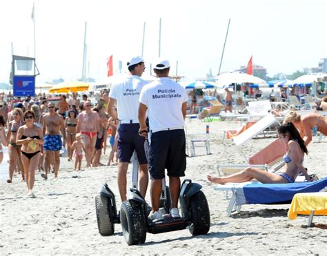 Pesaro Lotta All Abusivismo Cartelli In Spiaggia Anti Vu Cumpr