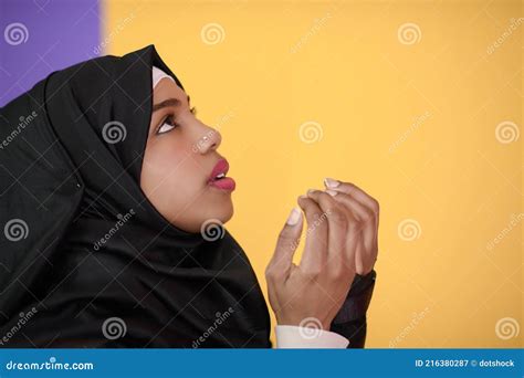 Mulher Muçulmana Africana Usando Hijab E Roupas Muçulmanas Tradicionais