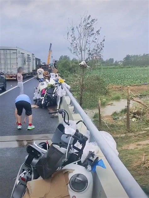 江苏连云港局地遭龙卷风：房顶被刮走，电瓶车挂树上 封面新闻