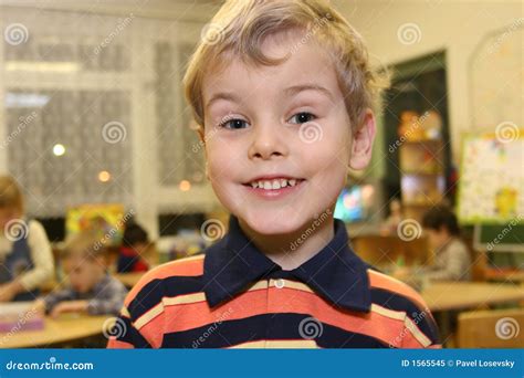 Enfant Dans Le Jardin D enfants Image stock Image du précours