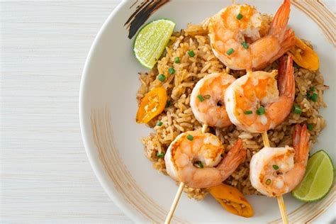 Arroz Frito Con Gambas O Pinchos De Gambas Foto Premium