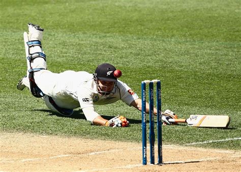 Bj Watling Dives Into His Crease Espncricinfo