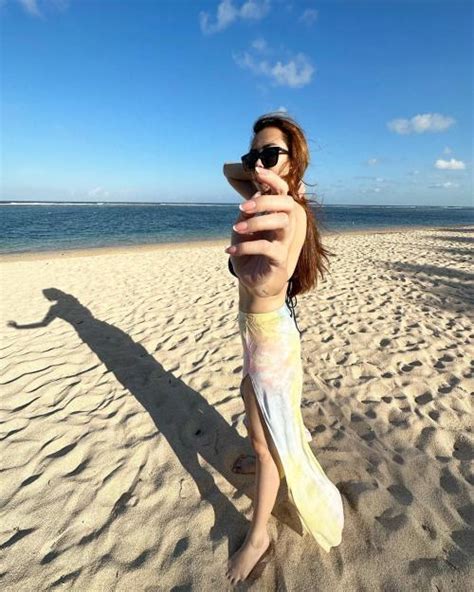 Aura Kasih Pakai Bikini Pamer Body Goals Di Pantai Posenya Jadi