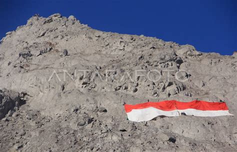 PENGIBARAN BENDERA MERAH PUTIH RAKSASA | ANTARA Foto