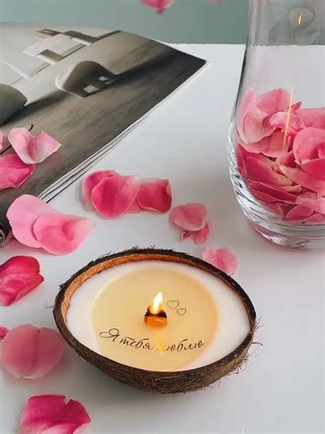 Ароматическая свеча Wood&Soya candles В кокосе с надписью ...