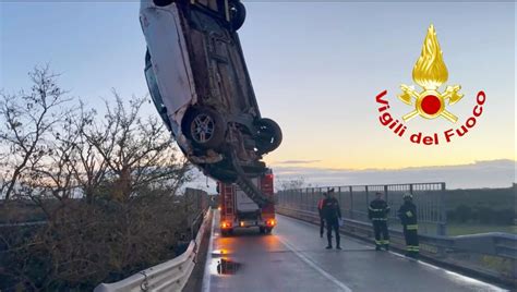 Puglia Auto Con Due Giovani Precipita In Una Scarpata Dalla Statale 16