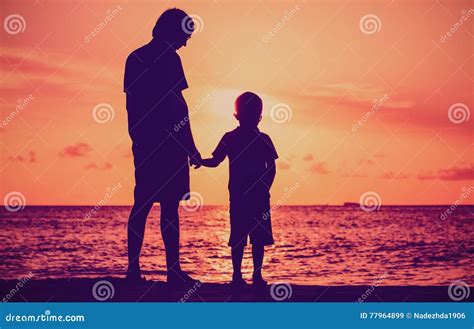 Siluetta Del Padre E Del Figlio Che Si Tengono Per Mano Al Mare Di