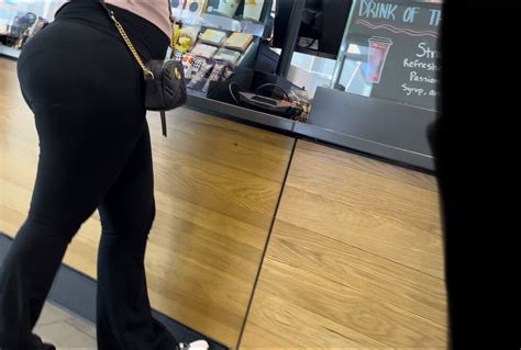 Big Ol Latina MILF Booty VPL Spandex Leggings Yoga Pants Forum