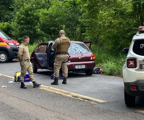 Dois Mortos Bandidos Deixaram Seara Mostrando Arma Pela Janela Do