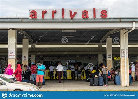 Passageiros Em Chegadas No Aeroporto Internacional De Sangster Em