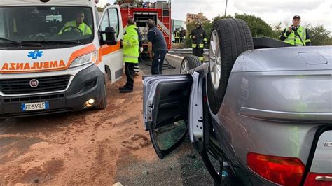 Incidente Sulla Palermo Catania Auto Sbanda E Cappotta Allo Svincolo