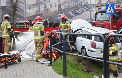 Szokujący wypadek koło Multiboxu w Głogowie Auto przebiło barierki