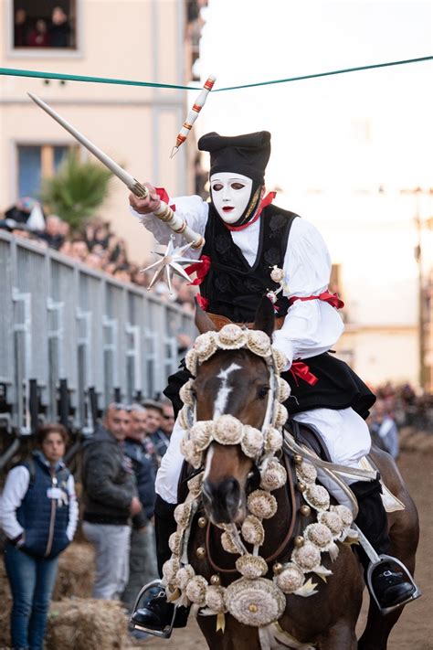 Foto Le Spettacolari Immagini Della Sartiglia Di Oristano Negli