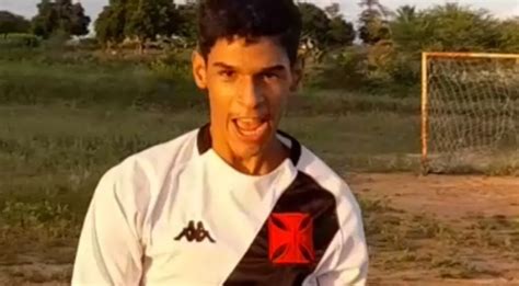 Luva De Pedreiro Recebe Nova Camisa Do Vasco Aut Grafos Dos Jogadores