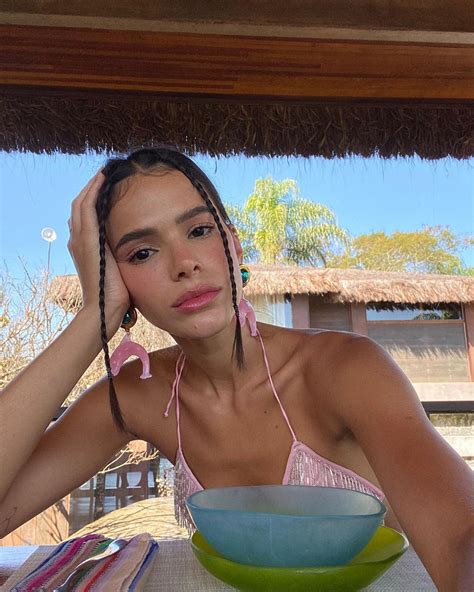 Bruna Marquezine posa de biquíni e exibe novo visual Celebridades O Dia