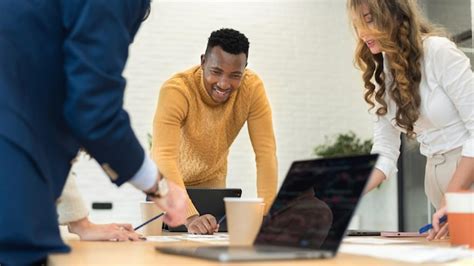 L Der De Equipo Masculino Negro En Una Reuni N De Negocios En Una