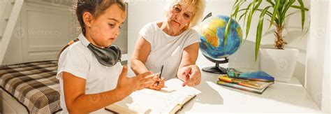 Portrait De Grand M Re Et Petite Fille Faire Devoirs Photo De