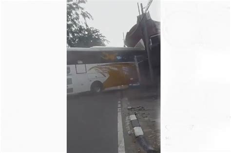 Bus Oleng Di Jalan I Gusti Ngurah Rai Tabrak Showroom Mobil