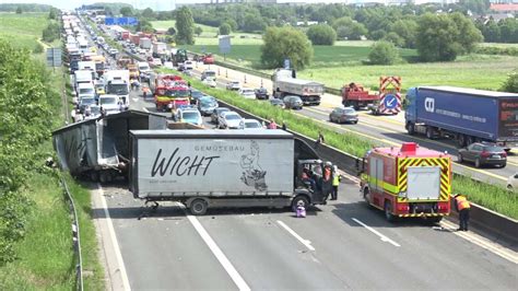 Frankfurt Hessen A Schwerer Unfall Auf A Laster Rast In Stauende