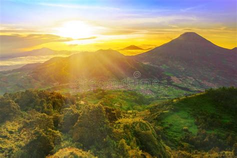 Sunrise at Sikunir Mountain Stock Image - Image of mountain, sikunir: 148969443