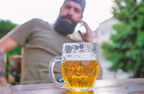 Un Vidrio O Una Taza Vidrio De La Bebida De Restauraci N En La Tabla Al