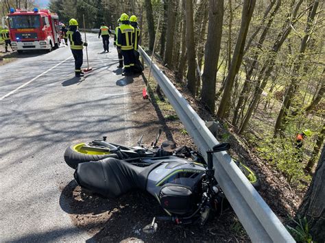 Th Ringen Biker St Rzt Abhang Hinab Rettungshubschrauber Im Einsatz