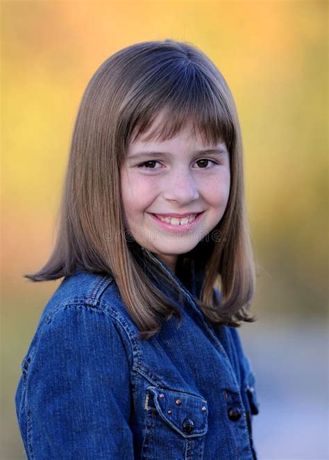 Jeune Fille De Sourire De Brunette Photo Stock Image Du Jeune Caucasien 16400416