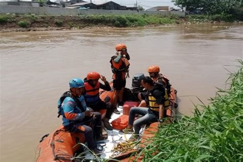 Cari Barang Rongsokan Di Pinggir Bantaran Nengsih Tenggelam Di Kali