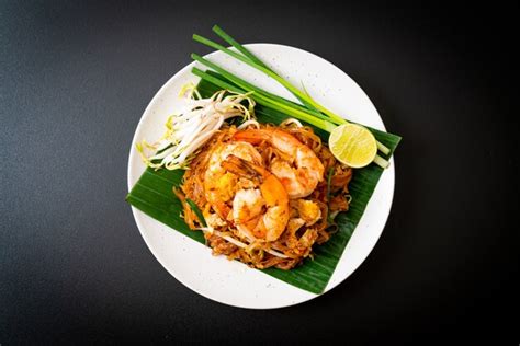 Pad Thai Fideos De Arroz Salteados Con Camarones Estilo De Comida