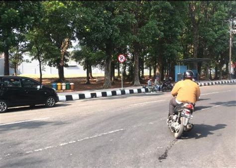 Banyak Kendaraan Asal Parkir Di Halte Taman Bahagia Ini Sanksi Parkir