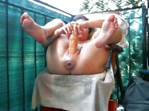 Gordita Exuberante Con Dildo En El Patio PAMPAPORNO