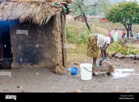 Mud Hut Africa Hi Res Stock Photography And Images Alamy