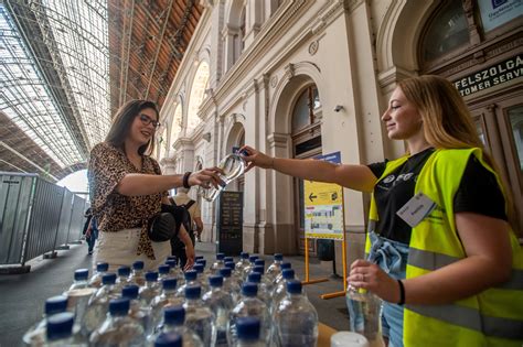 Hőhullám több helyen is vizet oszt a BKK Budapesten