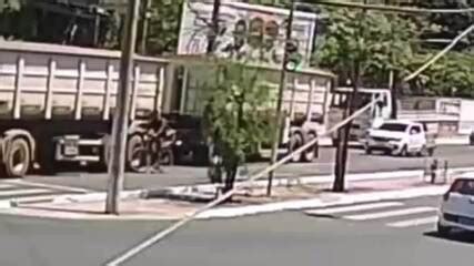 V Deo Mostra Momento Em Que Ciclista Morre Ao Cair Embaixo De Carreta