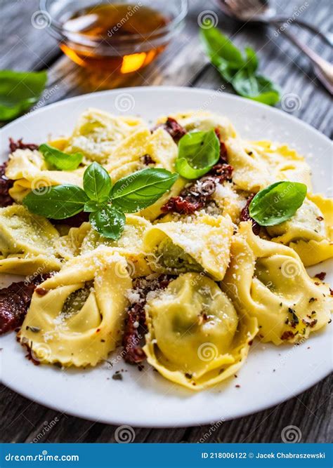 Tortelloni Relleno Con Pesto De Albahaca De Queso Ricotta Y Verduras