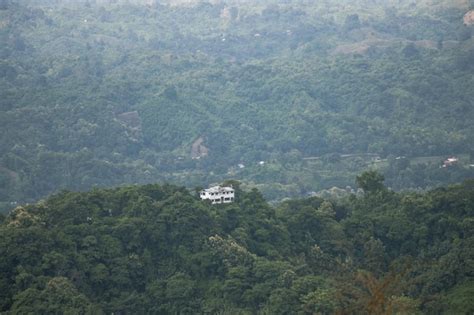 Casa Nica Em Uma Fotografia De Drone De Grande Colina Vista A Rea De