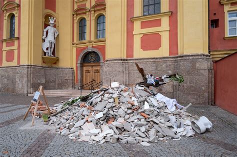 Das Ist Keine Kunst Tr Mmerfeld Auf Dem Wiltener Stiftsplatz Innsbruck