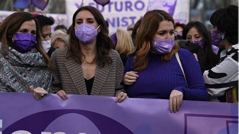 Las Feministas Reclaman En La Calle Derechos Para Todas Todos Los