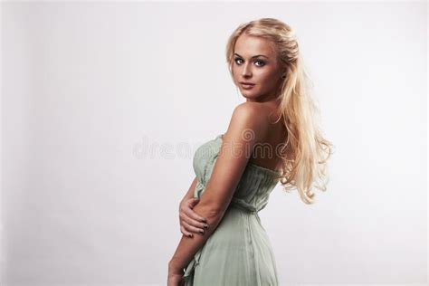 Femme Blonde Tendre De Beauté Dans La Robe Image stock Image du mode fille