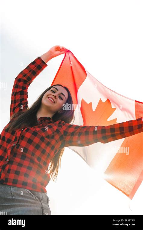 Junge Braune Frau Der Generation Y Mit Der Kanadischen Nationalflagge