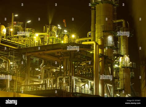 Refinery Pipelines Hi Res Stock Photography And Images Alamy