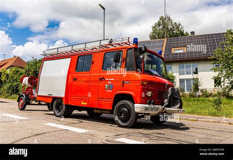 Ein L Schgruppenfahrzeug Mit Baujahr Der Freiwilligen Feuerwehr