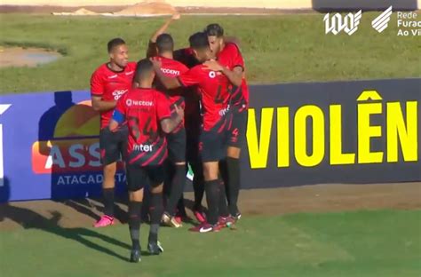 Athletico vence Londrina de virada no Estádio do Café