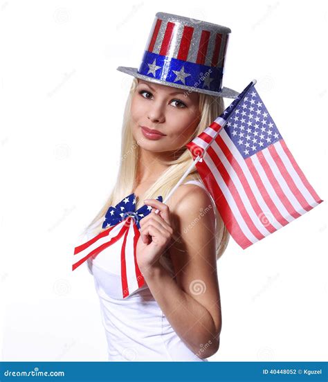 Menina Loura Que Acena A Bandeira Americana Pequena Isolada Foto De