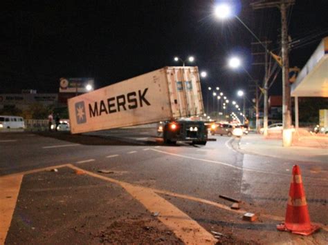 G1 Contêiner tomba e interrompe fluxo na Av Torquato Tapajós em