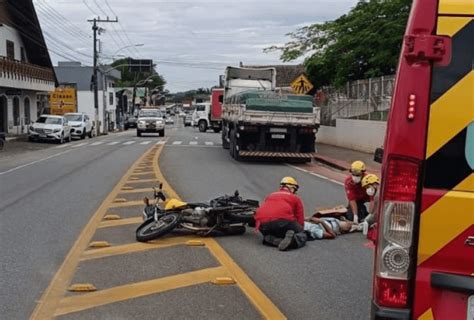 Carreta Passa Por Cima De Perna De Motociclista Em Acidente Na Frente