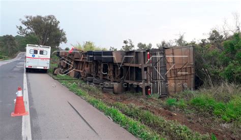 TV KZ Carreta carregada de carvão tomba na BR 262 entre Campos Altos